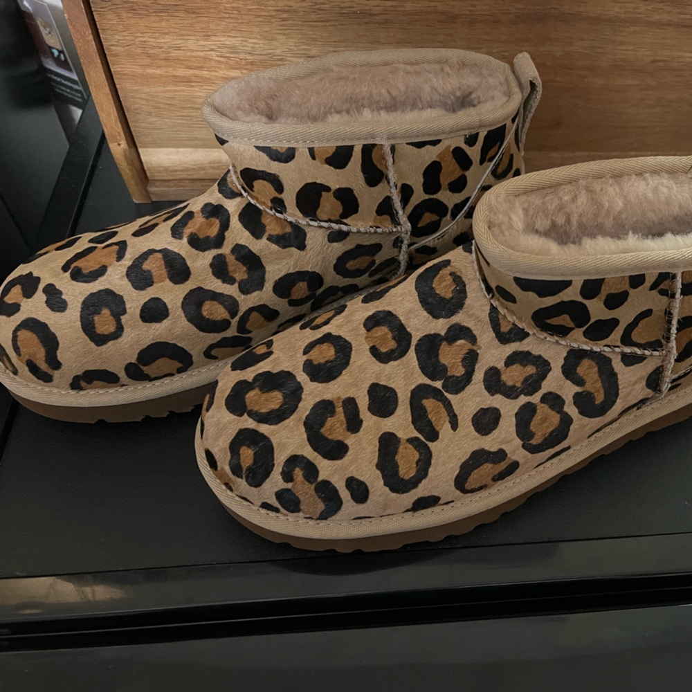 NWT and box Ugg CLASSIC ULTRA MINI SPOTTY in women’s size 9